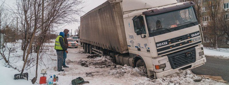 В Днепре больше трех часов не могут вытащить фуру, груженную пивом