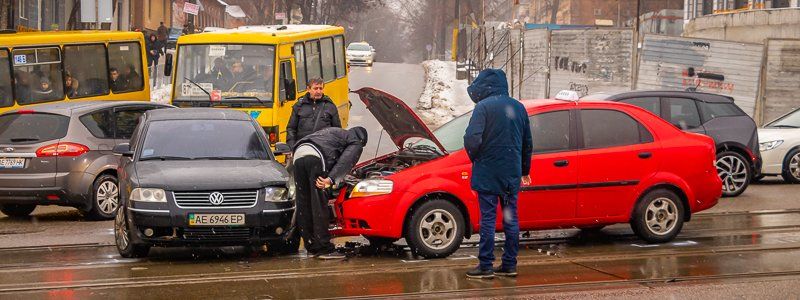 Возле "Приозерного" столкнулись Chevrolet и Volkswagen: движение электротранспорта парализовано