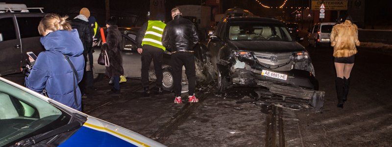 В Днепре на съезде со Старого моста столкнулись Daewoo и Acura: пострадала девушка