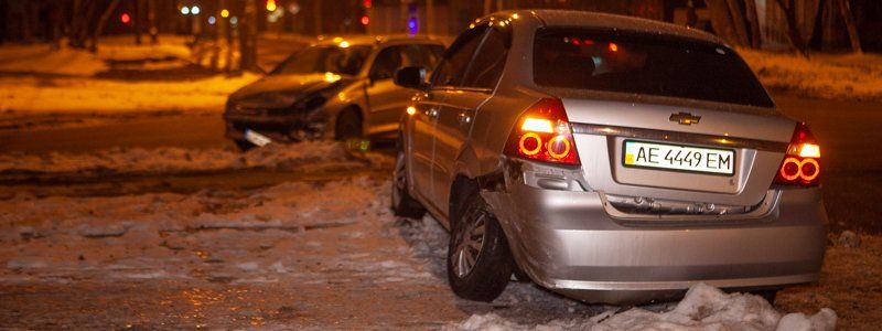 В Днепре на Антоновича столкнулись Peugeot и Chevrolet