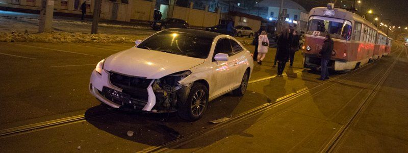 В Днепре на Шмидта столкнулись Lexus и Toyota: движение электротранспорта заблокировано