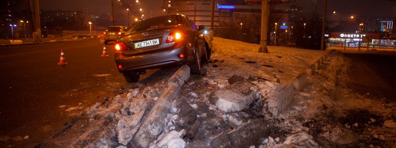 В Днепре на Новом мосту Toyota въехала в отбойник