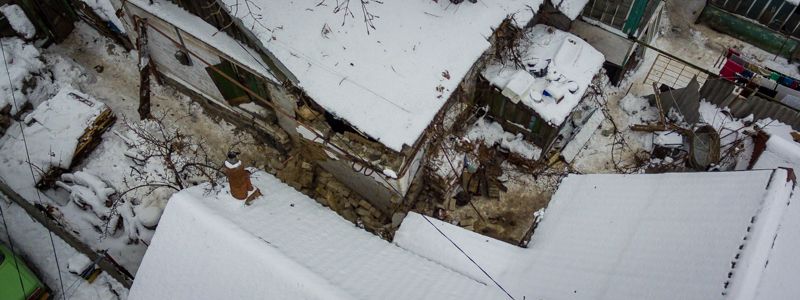 В Днепре на Канатной рухнул частный дом: жители улицы остались без воды и газа