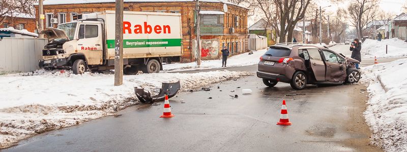 В Днепре столкнулись Peugeot и Mercedes: пострадали дети, движение перекрыто