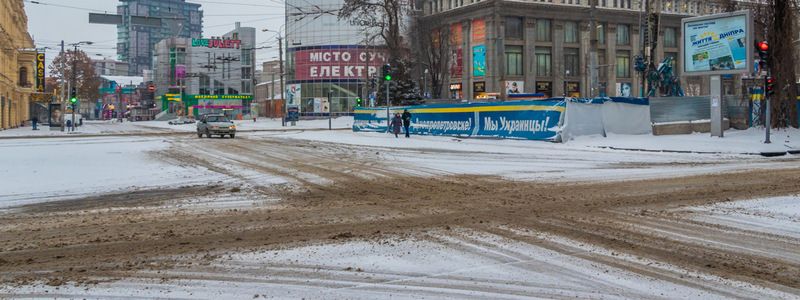 Днепр засыпало снегом: что происходит на дорогах