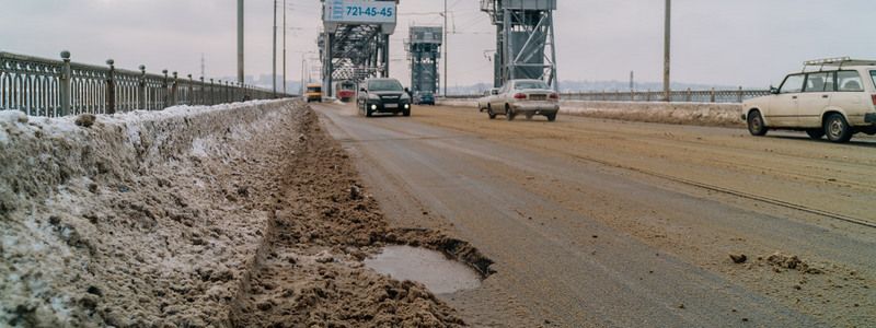 Внимание автомобилистам: на Старом мосту образовалась глубокая яма