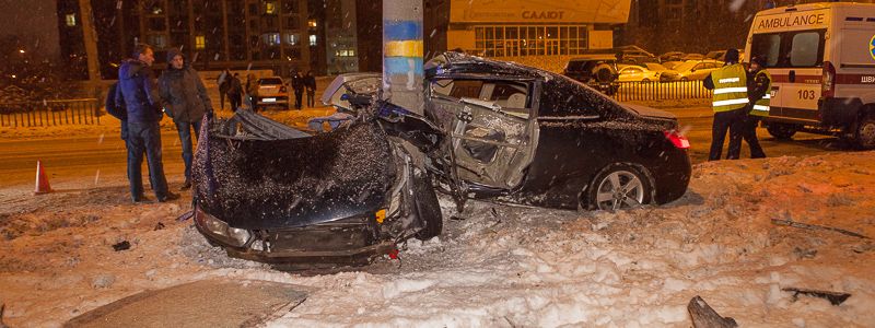 В Днепре на Набережной Победы Honda «влетела» в столб: авто превратилось в груду металла