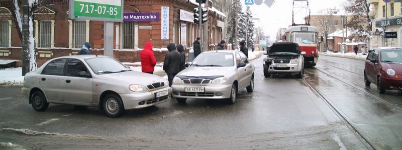 На Гончара столкнулись 3 автомобиля: движение затруднено