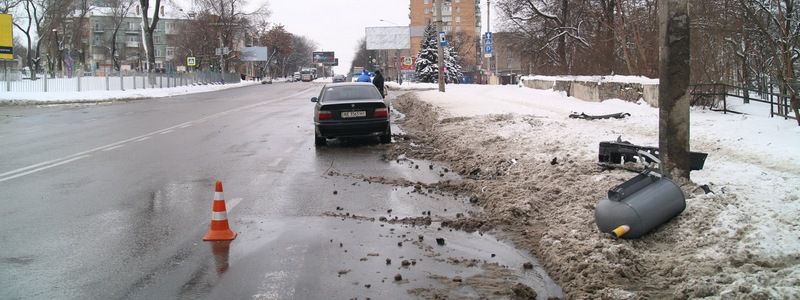 На проспекте Мазепы BMW «влетел» в столб: движение затруднено