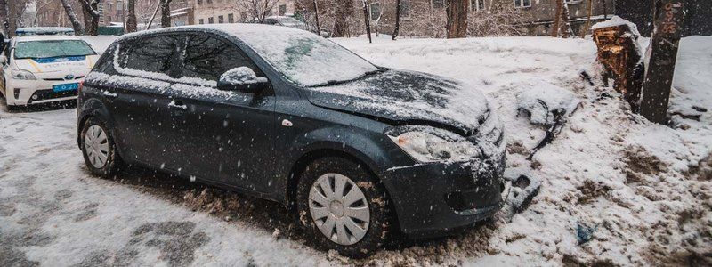 В Днепре Kia въехала в столб, объезжая аварию: движение затруднено