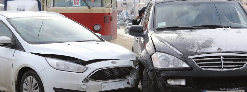 В Днепре напротив "Озерки" столкнулись Ford и SsangYong: движение затруднено