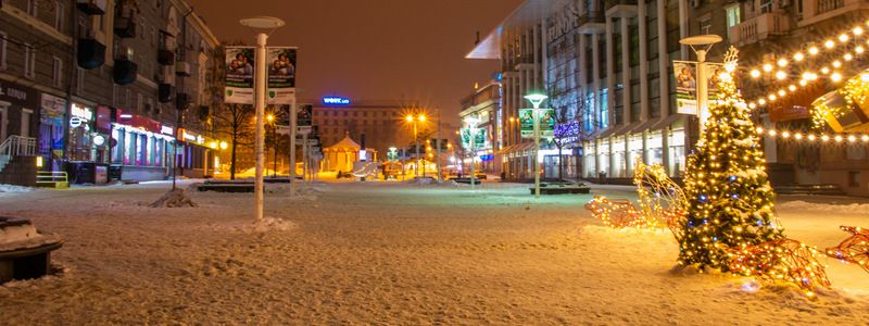 Как в Днепре выглядит безлюдная Европейская площадь под покровом ночи