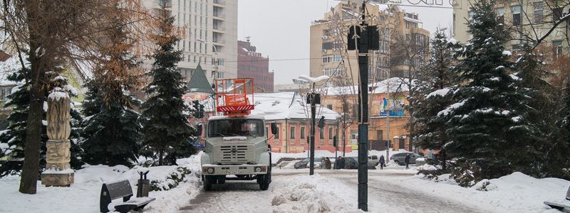 В Днепре начинают демонтировать елки и новогодние декорации