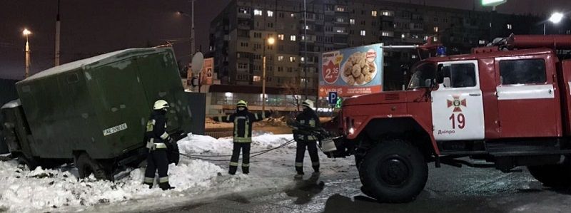 В Днепре водитель на грузовом автомобиле потерял управление и «влетел» в снежный занос