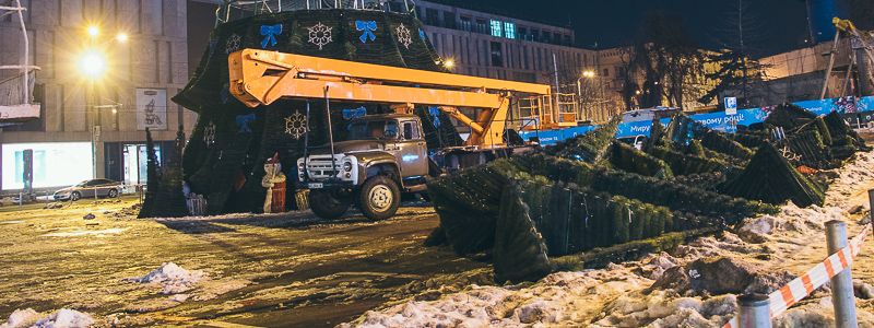 В Днепре демонтируют главную елку