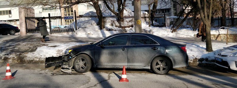 В центре Днепра разбили автомобиль Toyota: хозяин иномарки ищет свидетелей происшествия