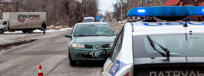 В Днепре Renault сбил мужчину на "зебре"