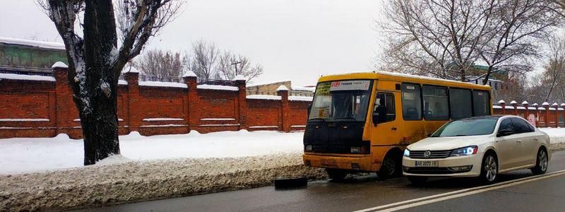 На Криворожской маршрутка потеряла колесо