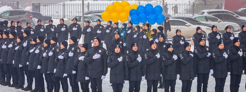 В Днепре курсанты УВД провели "сердечный" флешмоб в честь Дня Соборности