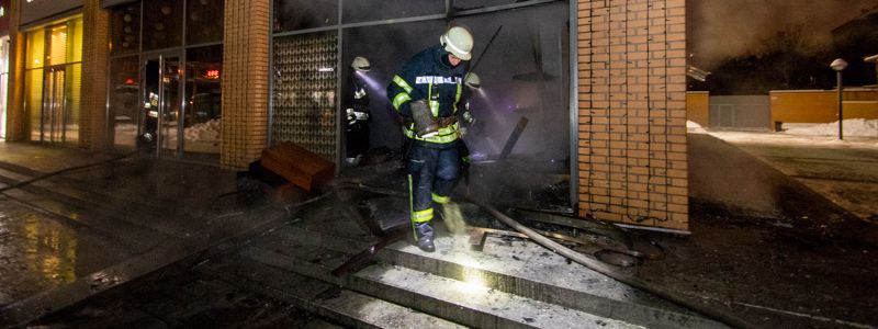 В Днепре на Екатеринославском бульваре трое неизвестных подожгли бутик Symbol