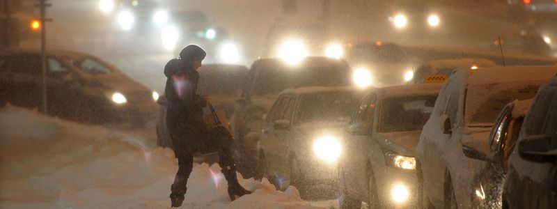 Днепр застрял в пробках из-за снега: куда не стоит ехать