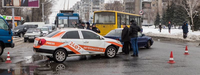 "Нет ДТП - создаем сами": на Калиновой автомобиль Информатора догнал Hyundai