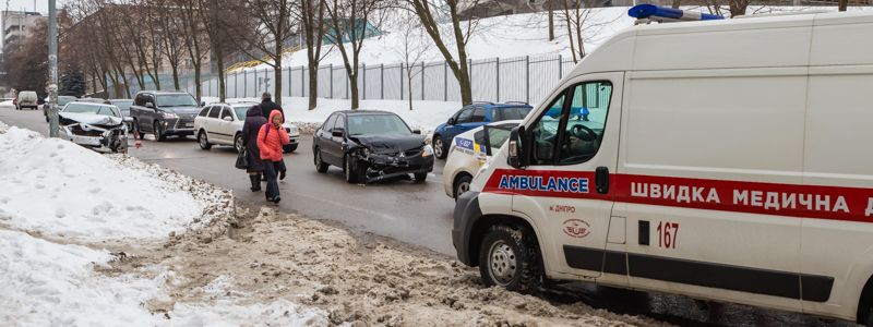 В Днепре возле стадиона "Днепр-Арена" столкнулись Mitsubishi и Toyota: пострадал мужчина