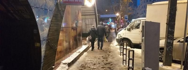 В Днепре возле "Джузеппе" люди падают из-за гололеда: одному мужчине пришлось вызвать скорую