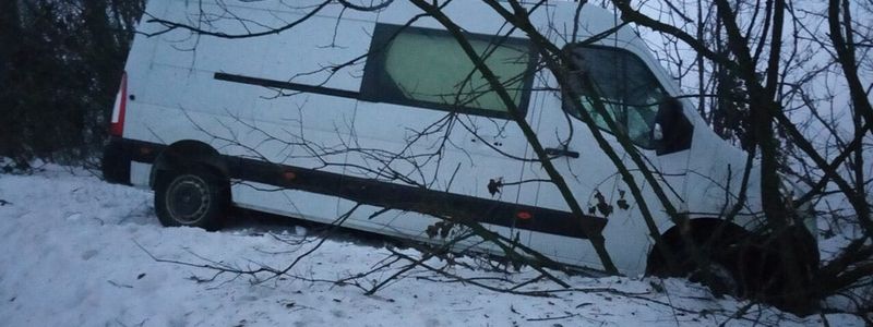 В Днепропетровской области грузовик вылетел в кювет, а в снегу застряли 15 автомобилей