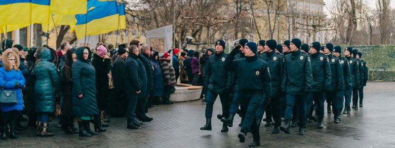 В Днепре под самым большим флагом Украины почтили память Героев Крут