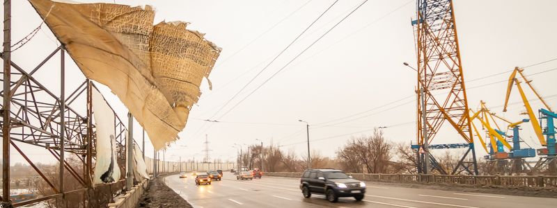 Внимание, опасность: на Набережной Заводской порванный баннер может спровоцировать ДТП