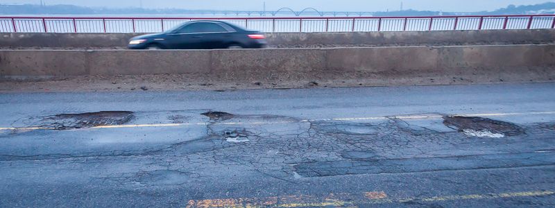 В Днепре у Нового моста началась "ямочная" болезнь