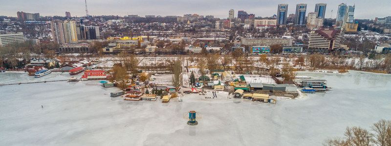 Что за конструкция стоит посреди Днепра в районе Набережной Победы