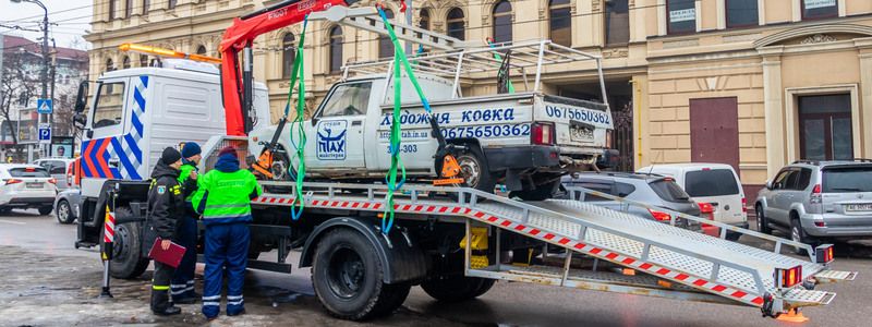 В Днепре за неправильную парковку эвакуируют автомобили, но делают это криво