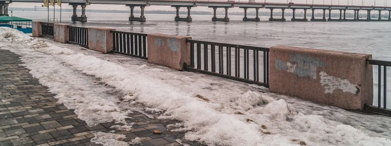 В Днепре вандалы изуродовали набережную рекламой наркотиков