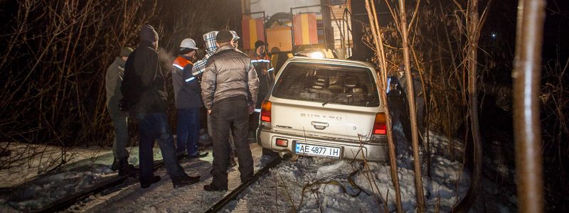 В Днепре на ДЗМО тепловоз снес Subaru и протащил ее 70 метров