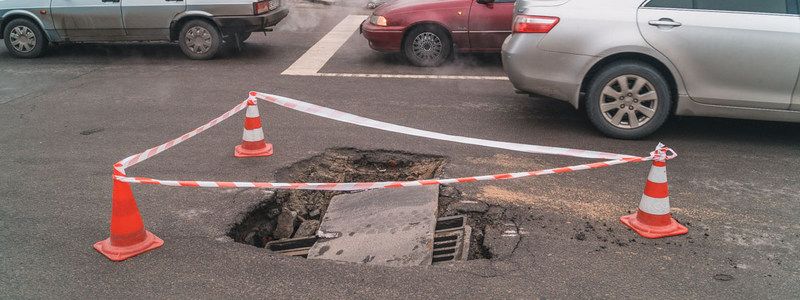 Будьте осторожны: на пересечении Поля и Антоновича образовалась глубокая яма