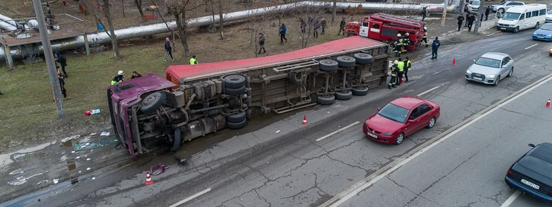 В Днепре на Космической фура с пивом задела несколько авто и перевернулась: есть пострадавшие