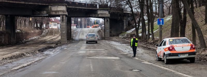 В Днепре начали ремонтировать проблемную дорогу возле ДЗМО