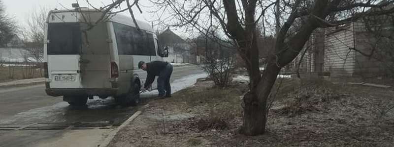 В Днепре водитель помыл маршрутку водой из лужи