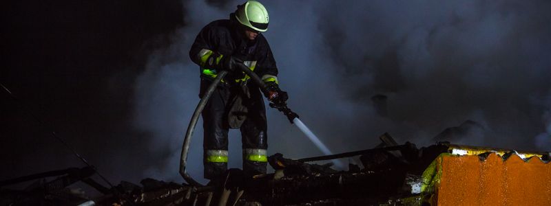 В Днепре на Бебеля горел гараж 