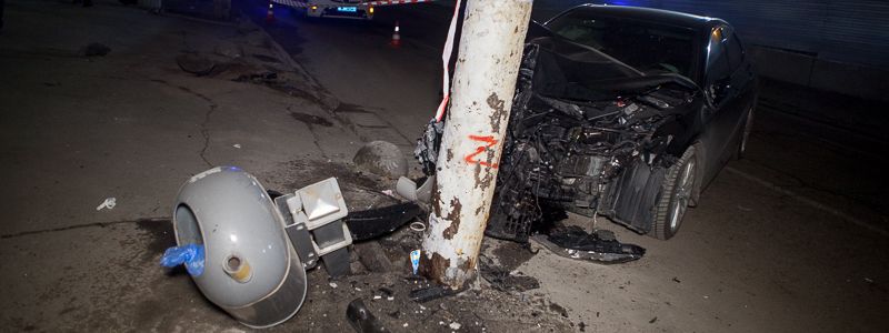 В Днепре на проспекте Яворницкого Toyota въехала в столб: часть проспекта обесточена 