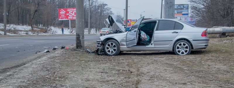 В Днепре на Космической BMW въехал в столб: пострадал водитель