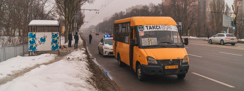 В Днепре пытаются приучить маршрутчиков останавливаться только на остановках