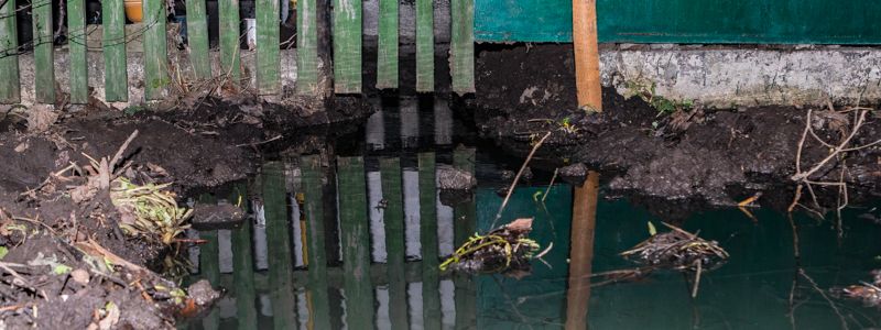 В Днепре на улице Майской дом затапливает нечистотами