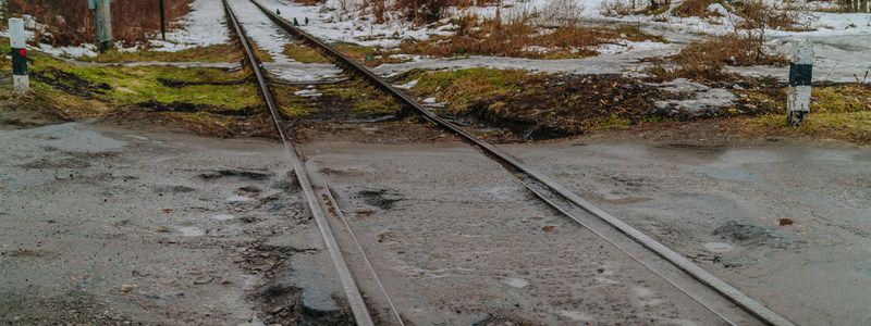 Асфальт растаял: как выглядят дороги в поселке Мирном