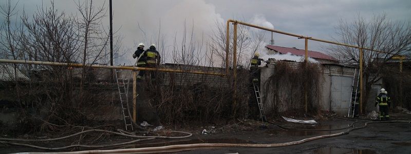 В Днепре загорелся столярный цех: дым затянул весь район