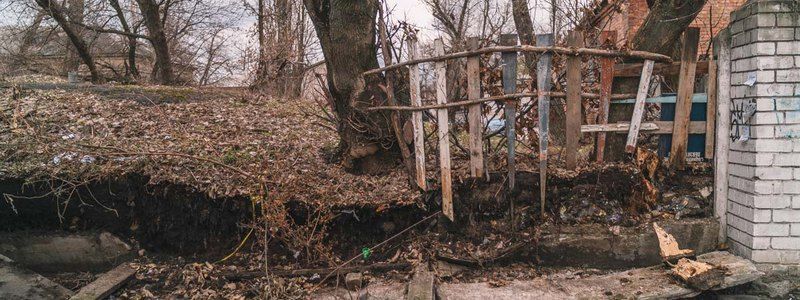 Будьте осторожны: возле поликлиники в Днепре разрушается забор