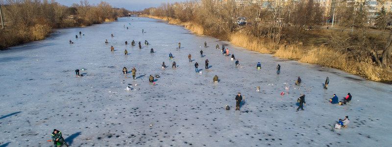 В Днепре рыбаки думают, что они мамонтята и уплывают на льдинах