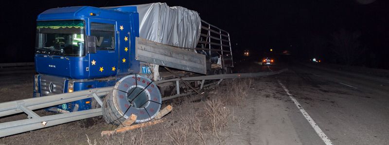 На трассе Днепр - Кривой Рог фура влетела в яму, снесла отбойник и спровоцировала ДТП с ВАЗом